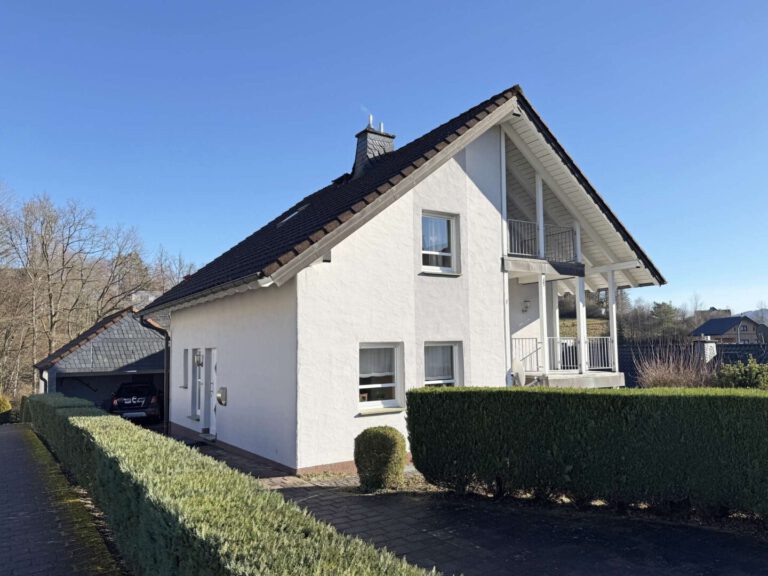 Frontansicht & Eingangsbereich