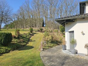 Eingangsbereich re. / Garten