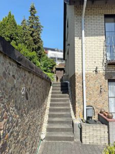 Treppenaufgang zum Hauseingang